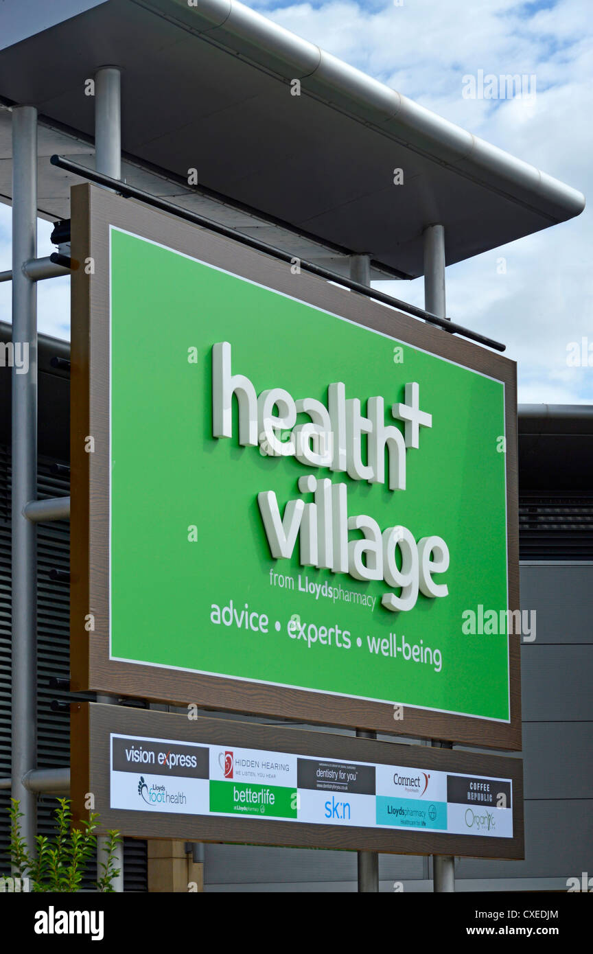 Salute + Villaggio gestito da Lloyds farmacia che offre una gamma di servizi di assistenza sanitaria all'interno di uno stile di shopping ubicazione Foto Stock