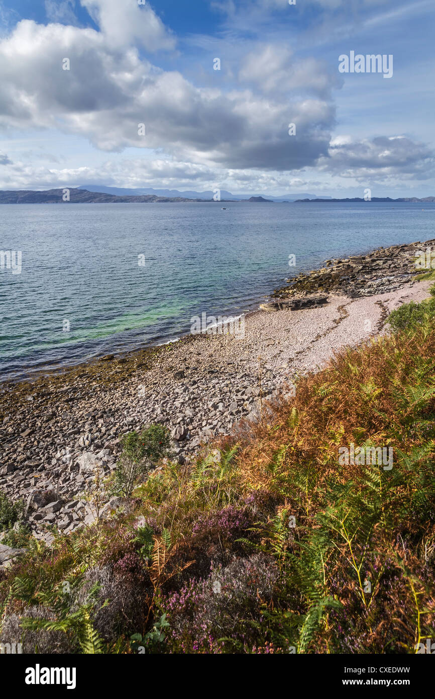 Spiaggia ghiaiosa sul suono interno, Applecross penisola, Wester Ross, Scozia Foto Stock