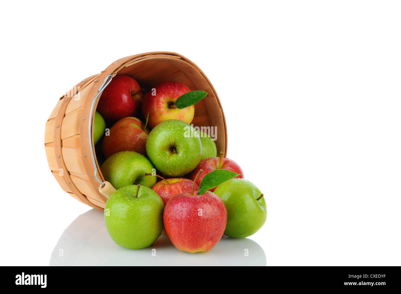 Un cesto di prodotti freschi raccolti Gala e le mele Granny Smith sul suo lato con frutta fuoriuscita. Foto Stock