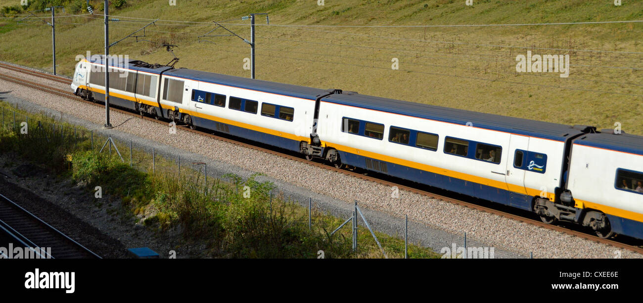 Eurostar il treno ad alta velocità che passa attraverso la campagna di Kent verso Londra Foto Stock