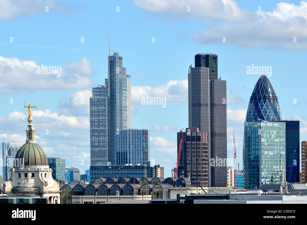 Città di Londra edifici antichi e moderni sullo skyline del paesaggio urbano, tra cui Old Bailey Heron Tower, Tower 42, e il Gherkin Inghilterra UK Foto Stock