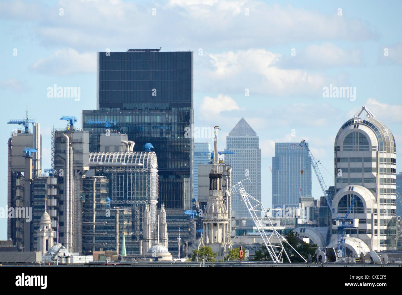 City of London skyline edifici tra cui la Lloyds e il Canary Wharf complesso al di là Foto Stock