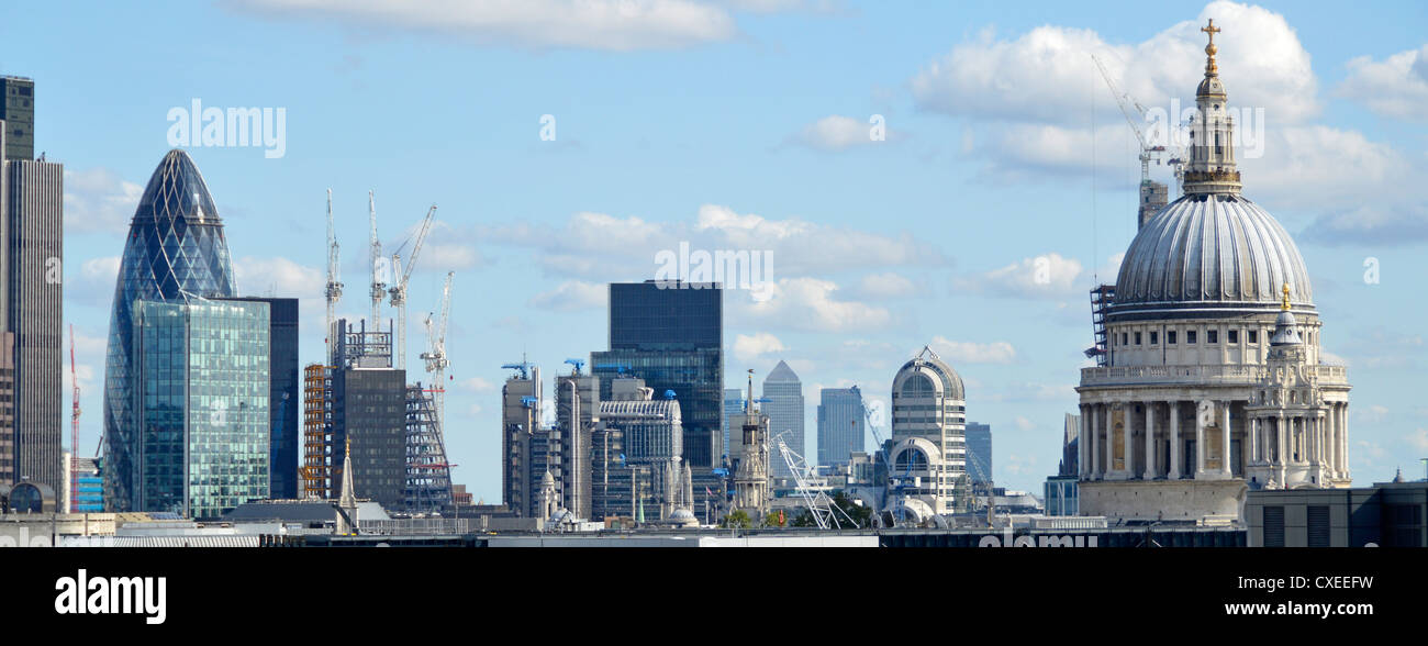 City of London skyline edifici compresa torre 42, cetriolino, Lloyds, Canary Wharf distante, e cupola della cattedrale di St Paul Foto Stock
