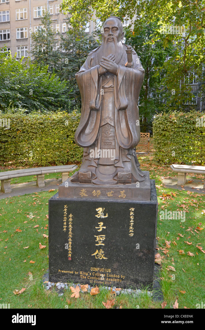 Statua di Confucio in giardini al di fuori della Libreria Maughan al Kings College di Londra Inghilterra REGNO UNITO Foto Stock