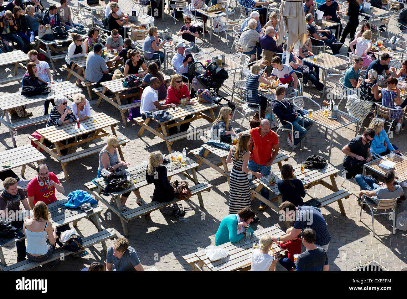 La gente di relax presso un bar sul lungomare di Brighton Foto Stock