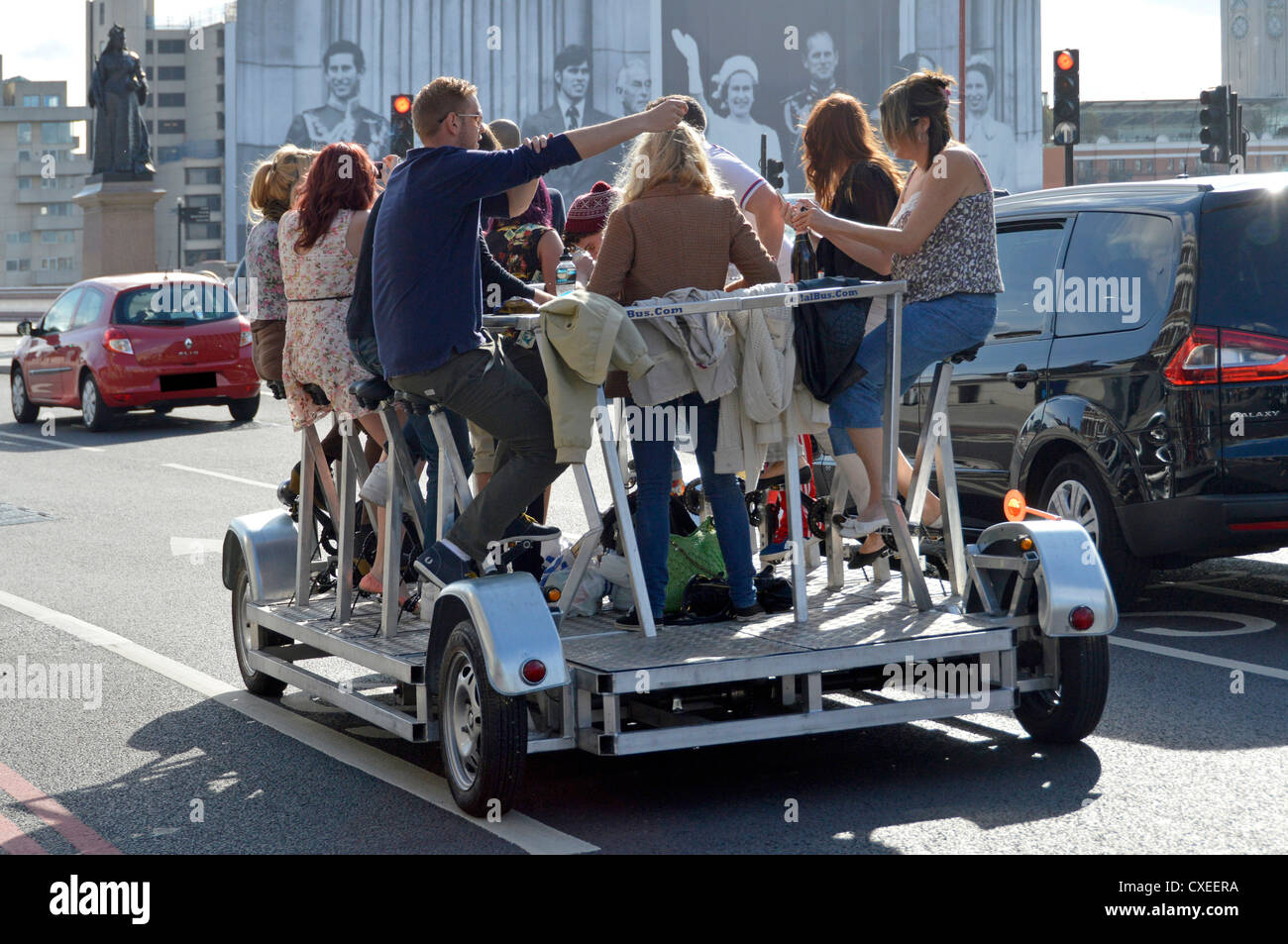 Gruppo di uomini e donne godono di energico tour intorno a Londra su Pedi bus noto anche come party bike bicicletta bicicletta bicicletta pedalò crawler pedalò pub party bike Inghilterra UK Foto Stock