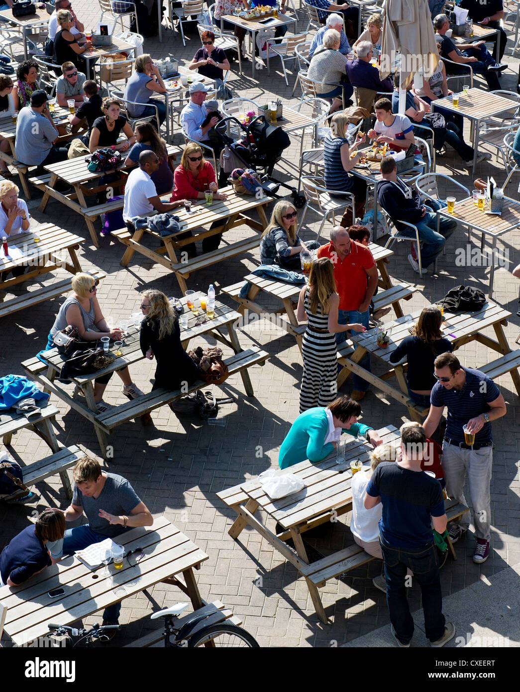 La gente di relax presso un bar sul lungomare di Brighton Foto Stock