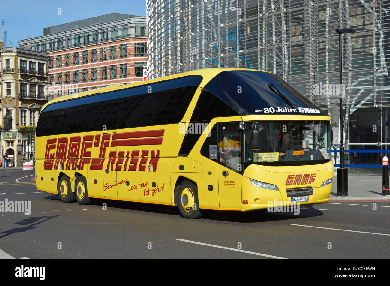 Graf Reisen in pullman da uno dei più grandi operatori privati di autobus in Germania (adesivo nella finestra 'ombre scure Inghilterra Tour 2012") Foto Stock