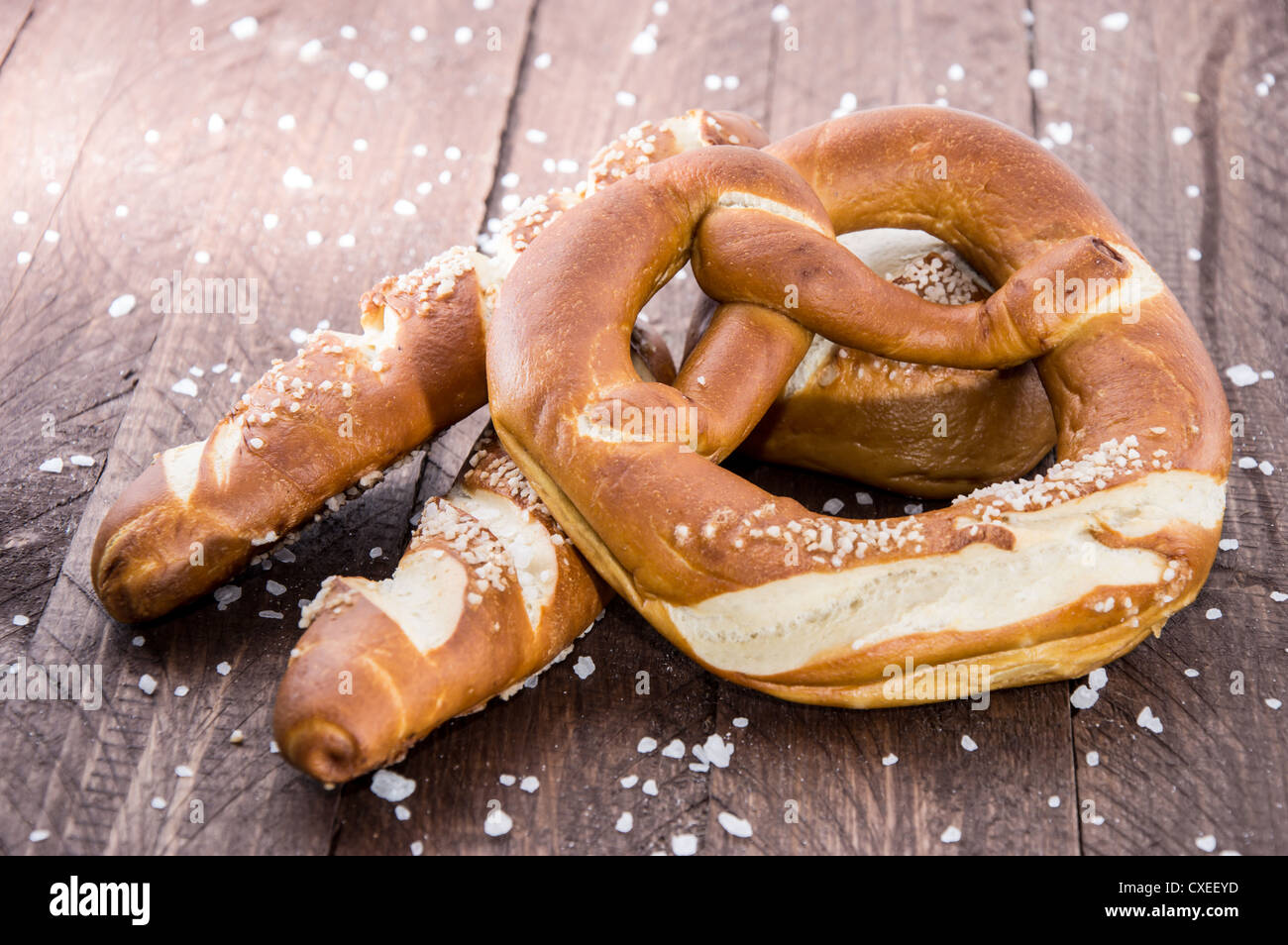 Salatini con sale su sfondo di legno Foto Stock