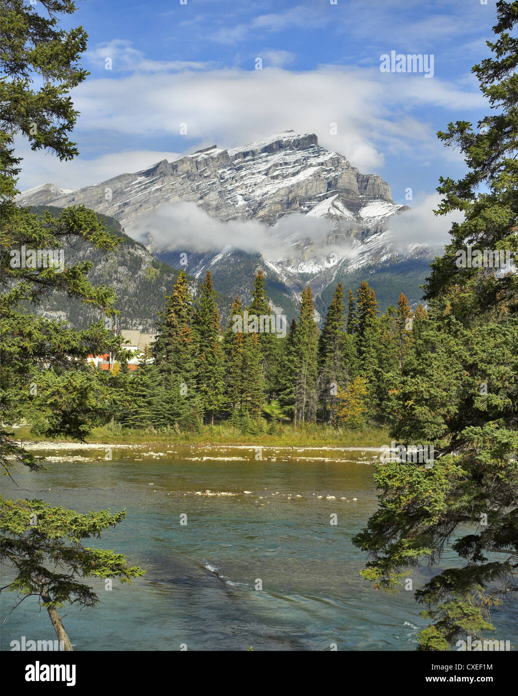 Picco di montagna in una neve Foto Stock