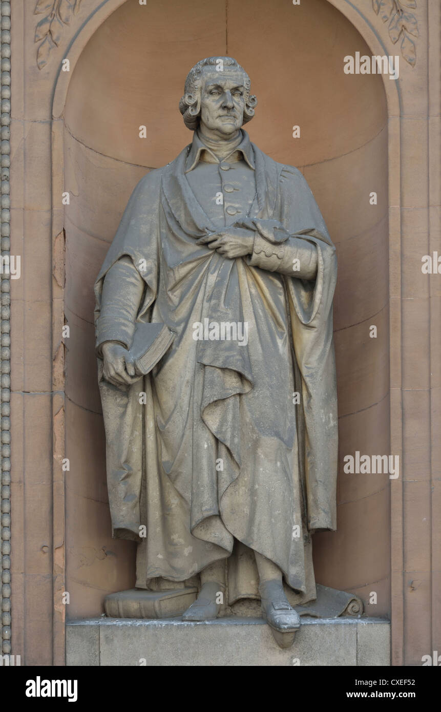 Londra, Inghilterra, Regno Unito. Statua: Adam Smith (da William Theed) su Burlington Gardens facciata della Royal Academy (Burlington House) Foto Stock