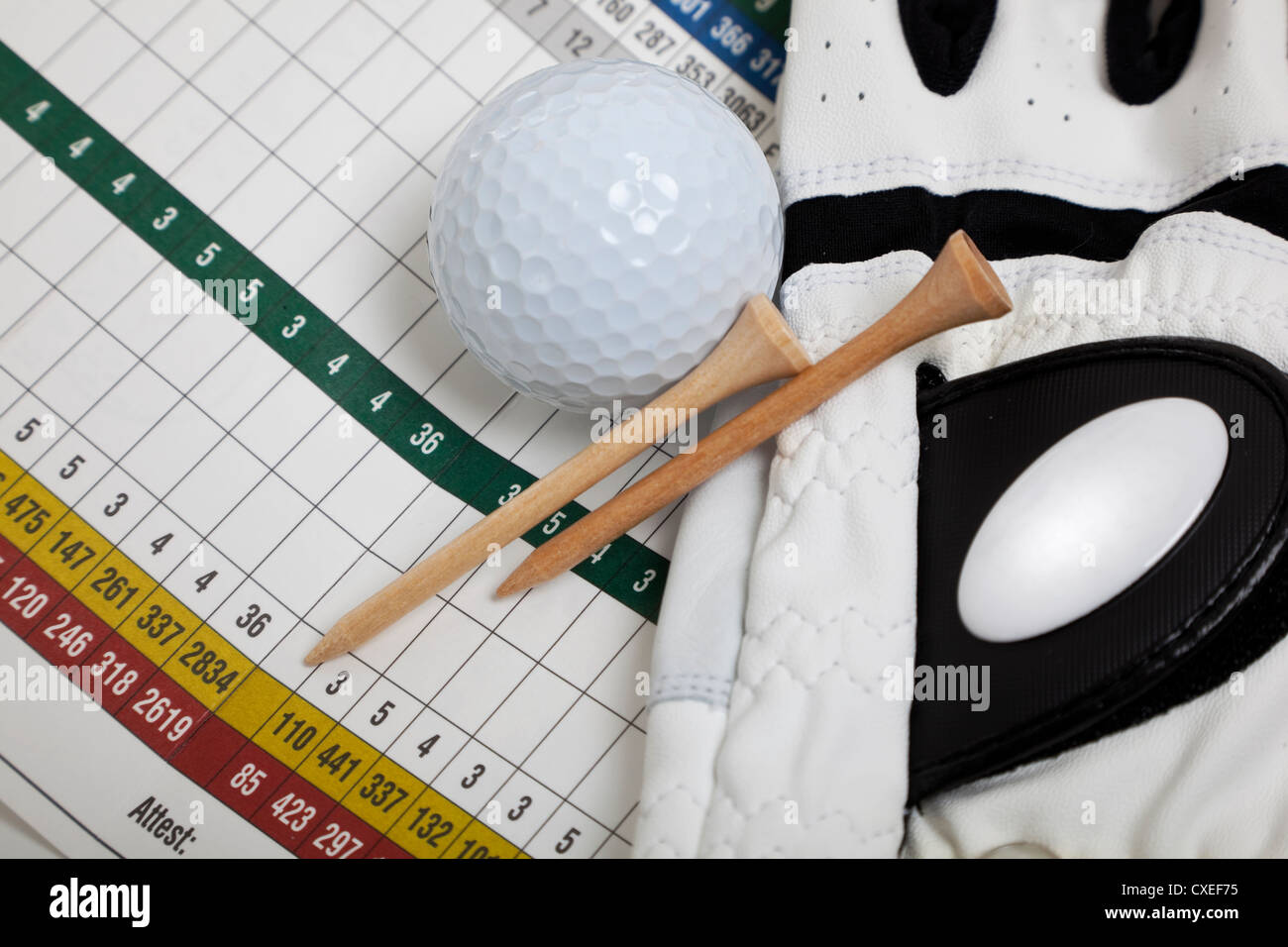 Un fustellato golf scorecard con guanto da golf tees, e una pallina da golf. Sport, concetto di golf Foto Stock