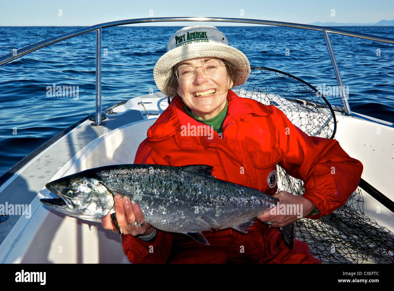 Pescatore femmina tenendo la chinook Pesca al salmone del Pacifico Ucluelet offshore BC Foto Stock