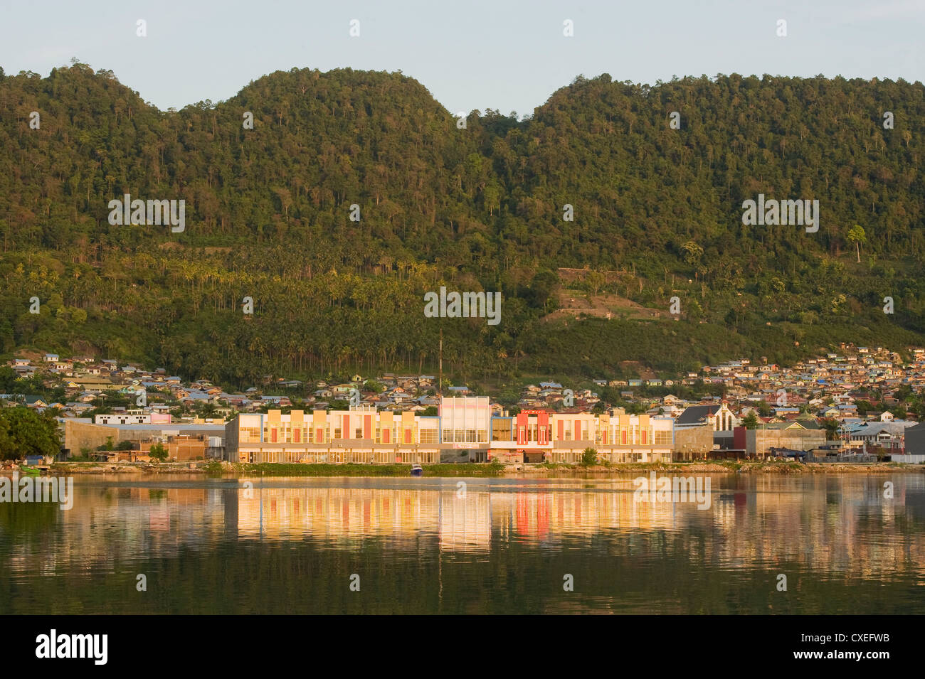 Alba sul porto di Luwuk, Tompotika Penisola, Sulawesi Centrali, Indonesia Foto Stock