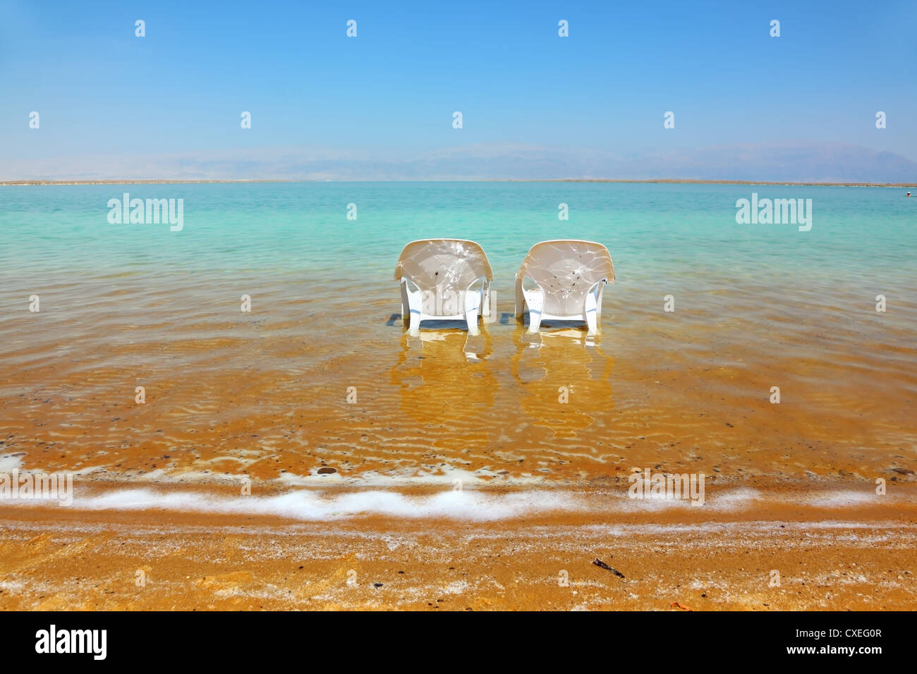 Spiaggia sul Mar Morto, una giornata di sole nel mese di maggio Foto Stock