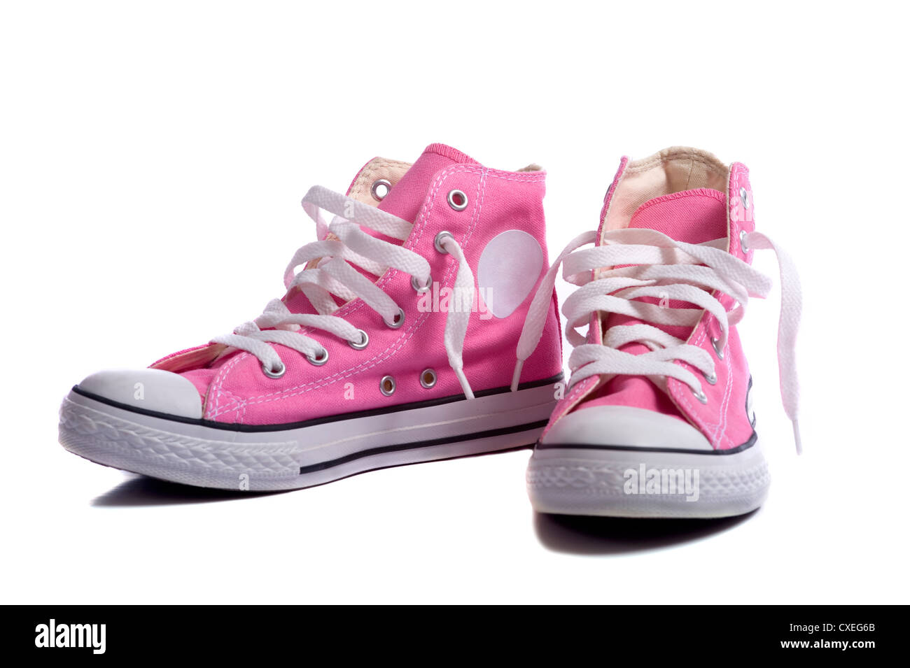 Una coppia di rosa sneakers o scarpe da basket su sfondo bianco Foto Stock