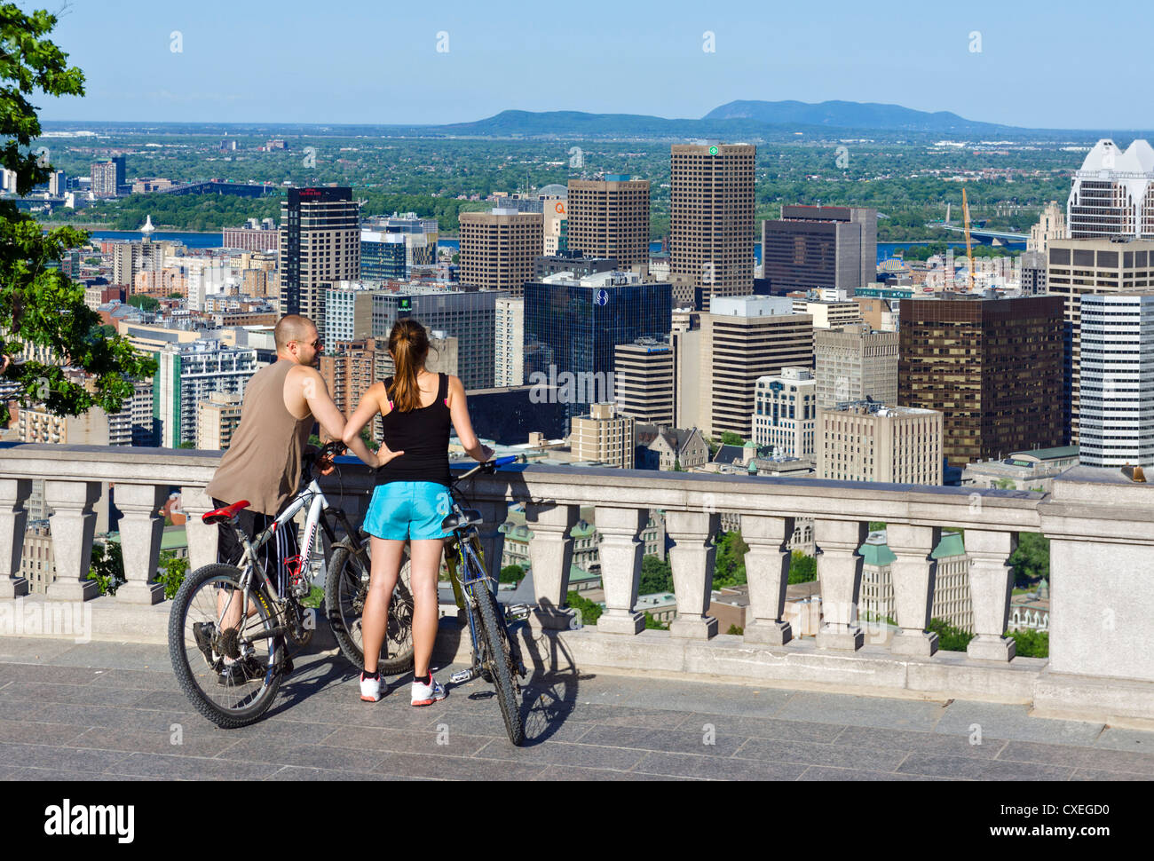 Vista della città dalla Kondiaronk scenic lookout a Chalet du Mont Real, Parc du Mont Royal (Mount Royal Park), Montreal, Canada Foto Stock