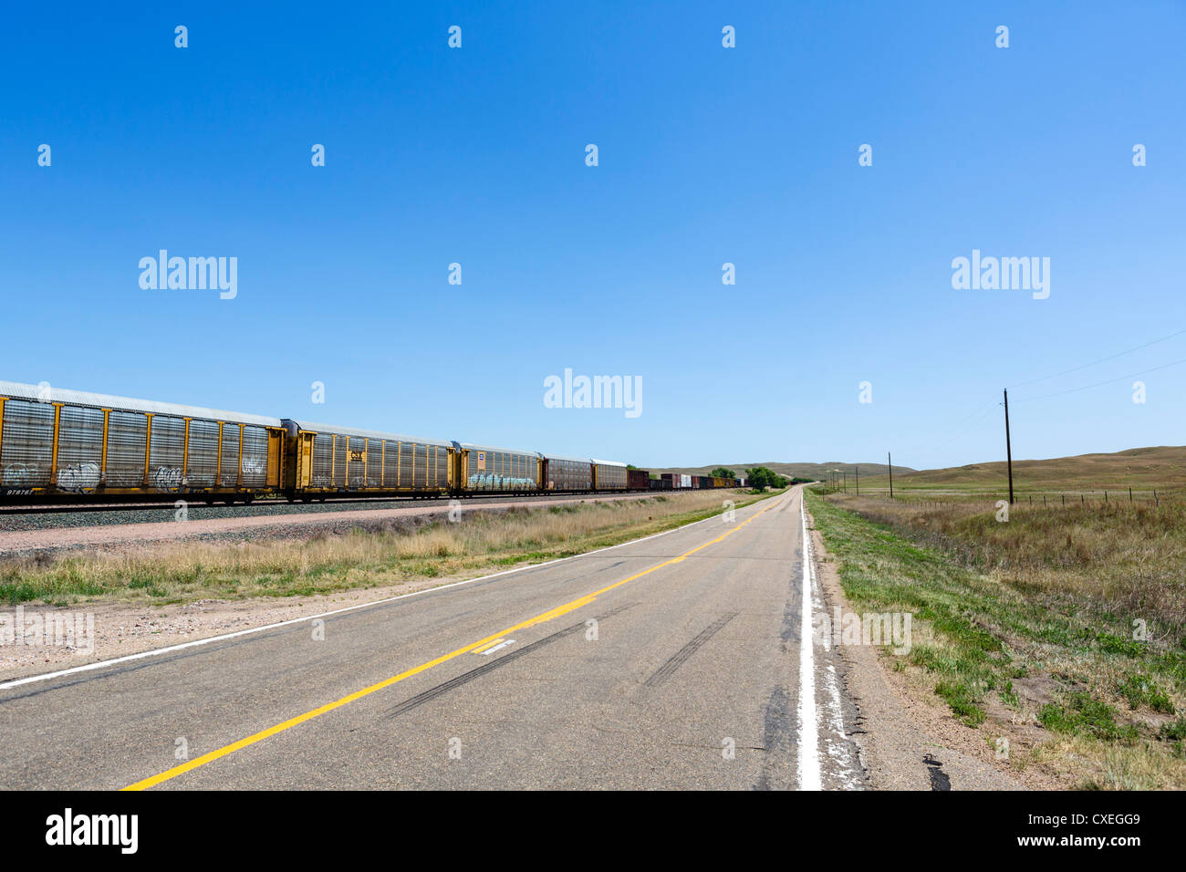 Un percorso lungo 2 km treno merci nelle zone rurali del Nebraska a fianco della porzione occidentale di autostrada NE 2, Nebraska, STATI UNITI D'AMERICA Foto Stock