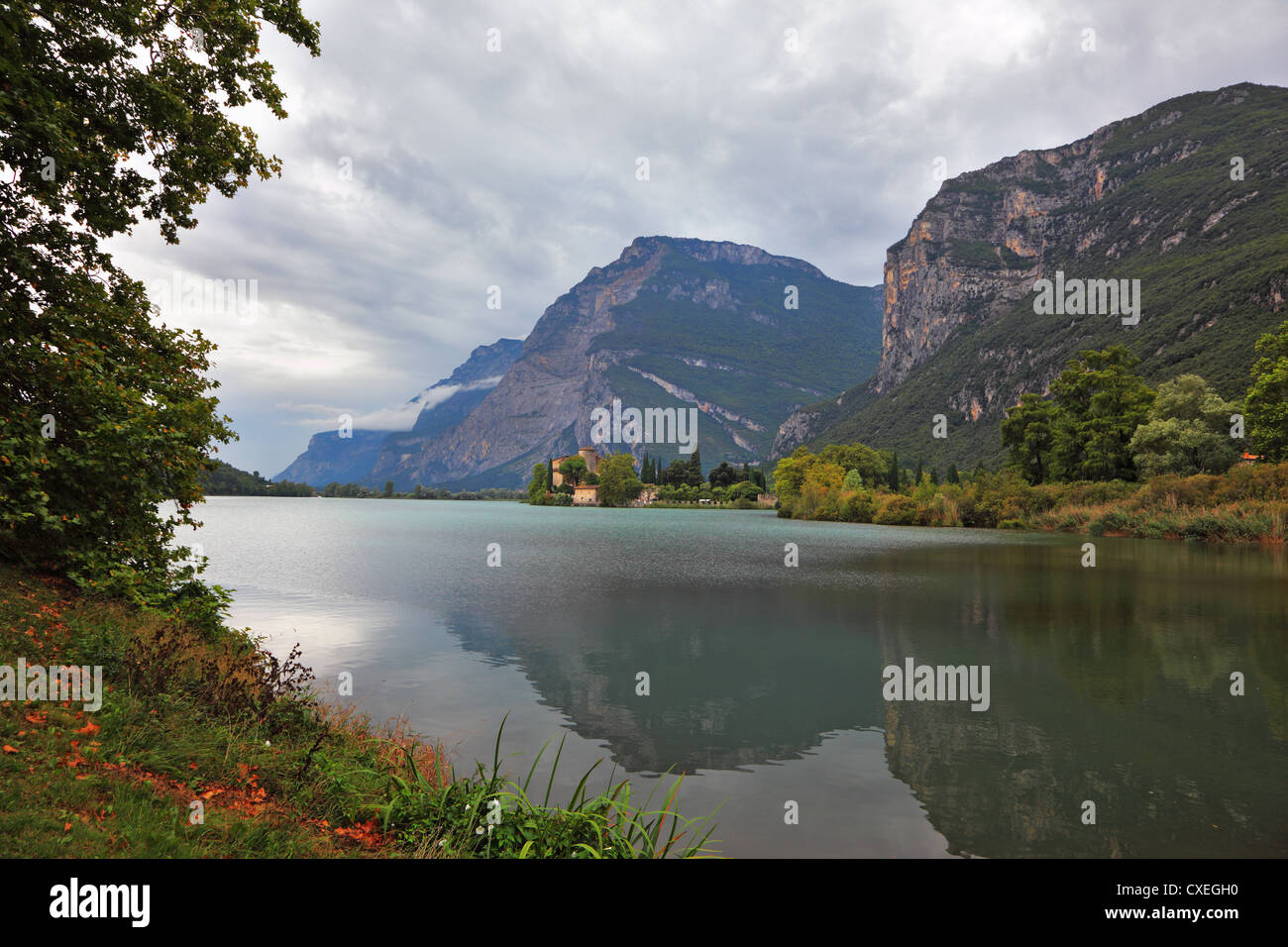 Lago di Toblino nel nord Italia Foto Stock