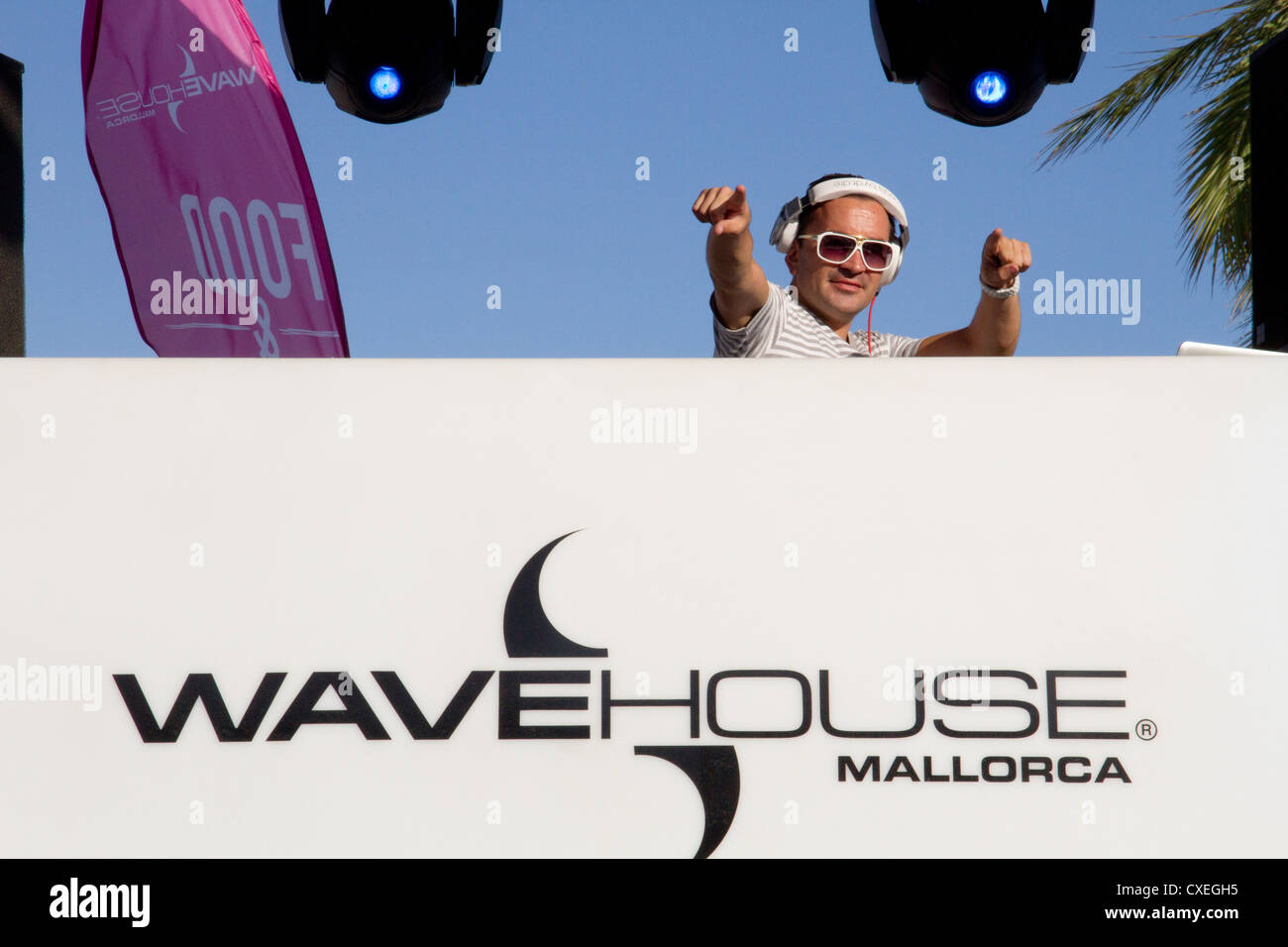 Dj 'Wave House' beach club Magaluf Mallorca Spagna Spain Foto Stock