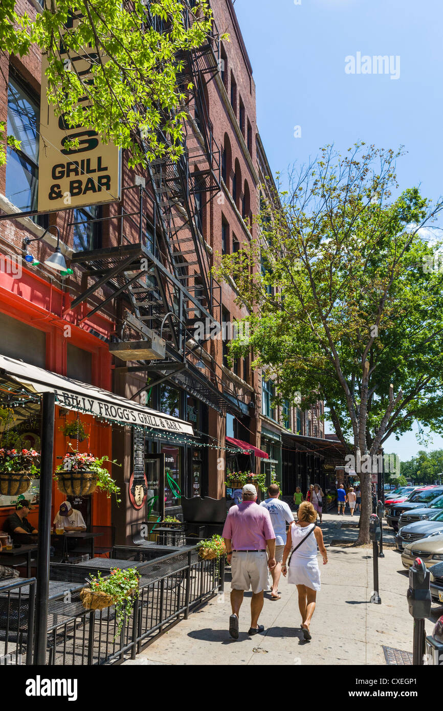 Negozi, bar e ristoranti su Howard Street nel centro storico quartiere del Mercato, Omaha, Nebraska, STATI UNITI D'AMERICA Foto Stock