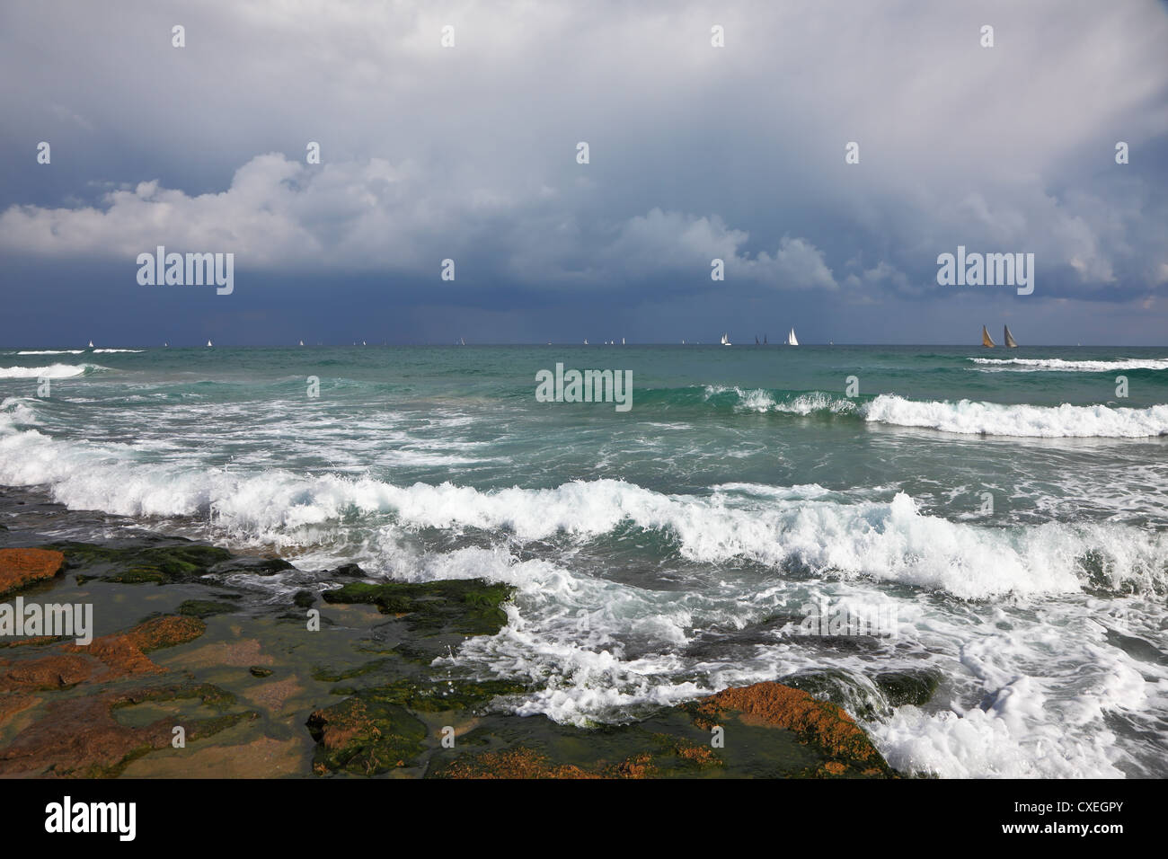 Un vele di imbarcazioni all'orizzonte Foto Stock