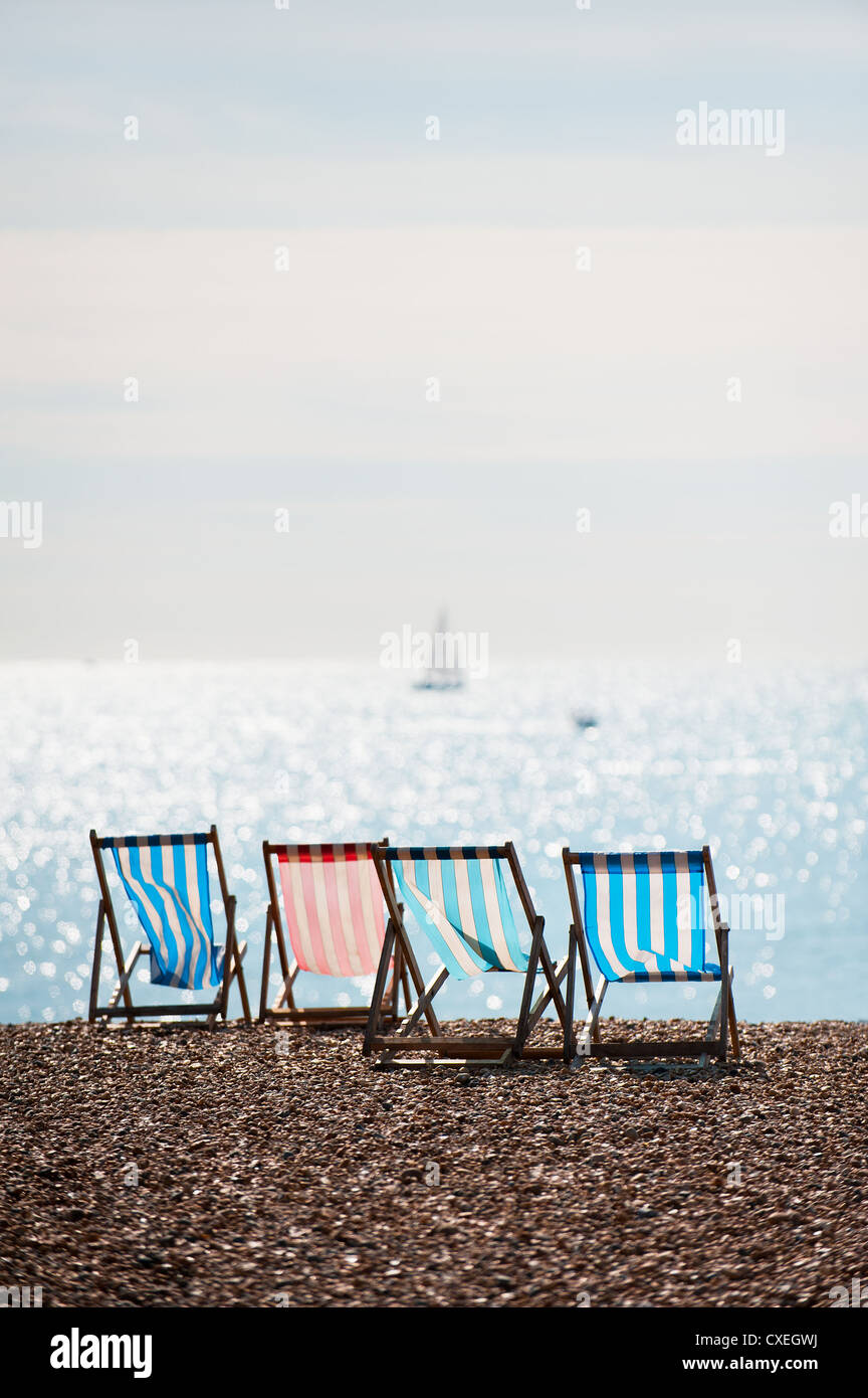 Quattro sdraio vuote sulla spiaggia di Brighton nell'East Sussex nel Regno Unito. Foto Stock