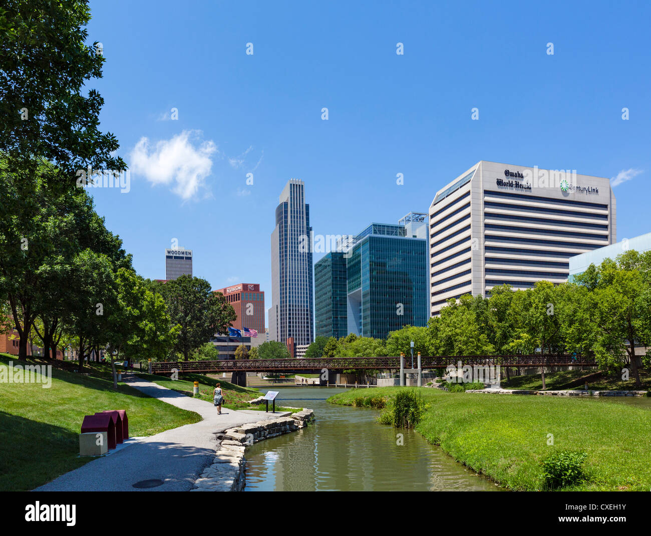 Lo skyline della città dal gene Leahy Mall (noto anche come Central Park), Omaha, Nebraska, STATI UNITI D'AMERICA Foto Stock