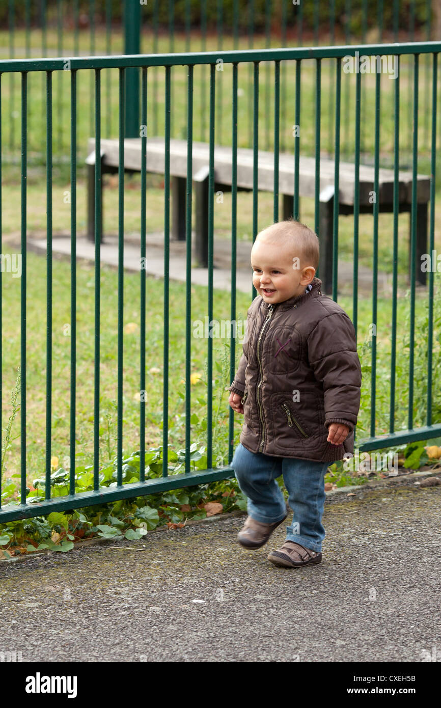 Bel bimbo a giocare nel parco giochi Foto Stock