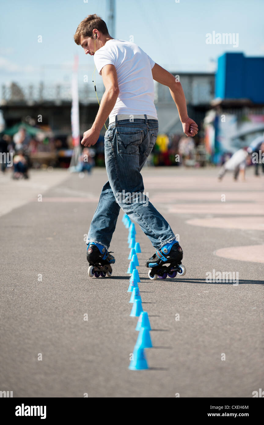 In linea di slalom skater pattinare sul lungomare di Brighton Foto Stock