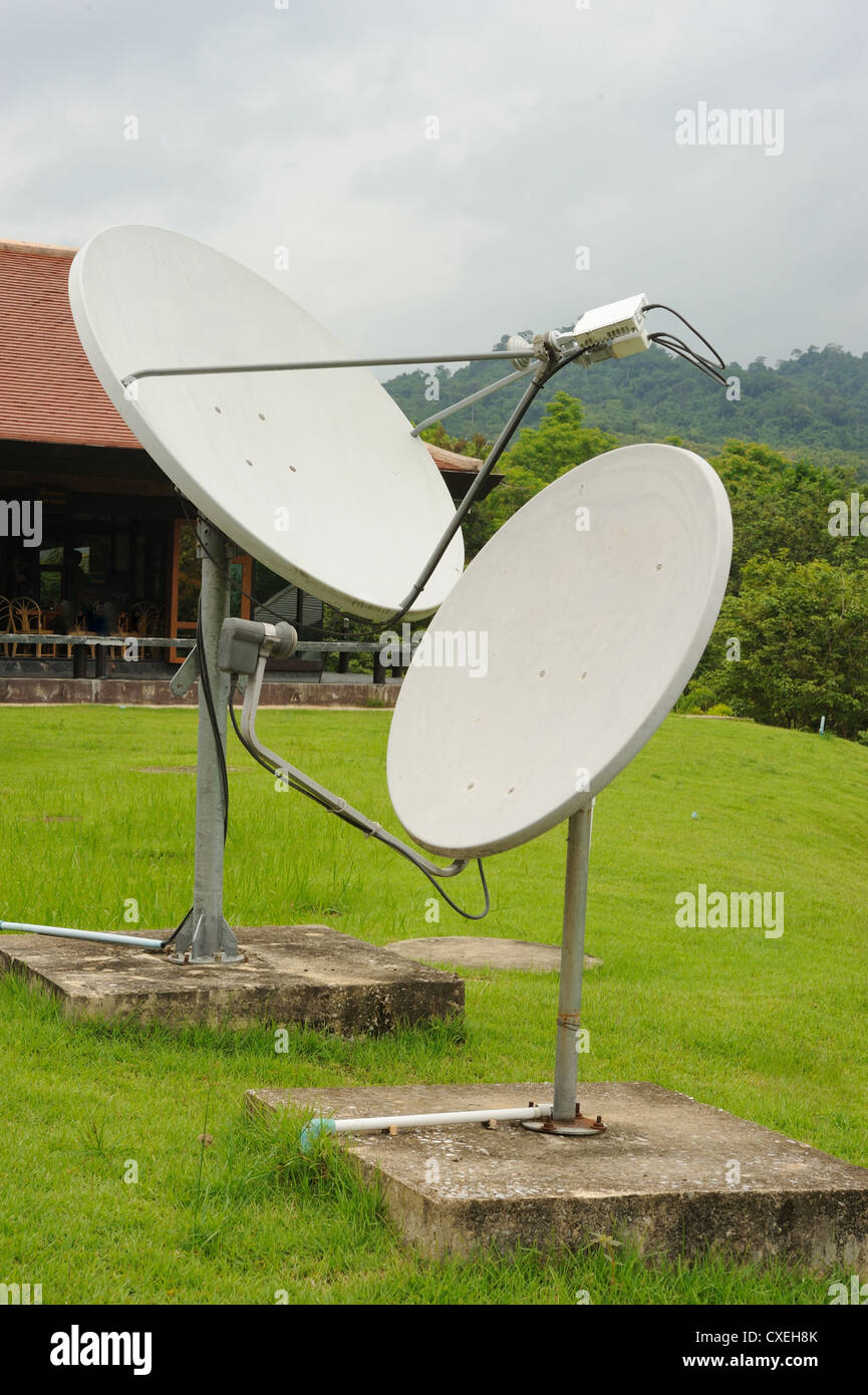 Il vecchio twin parabola satellitare. Foto Stock