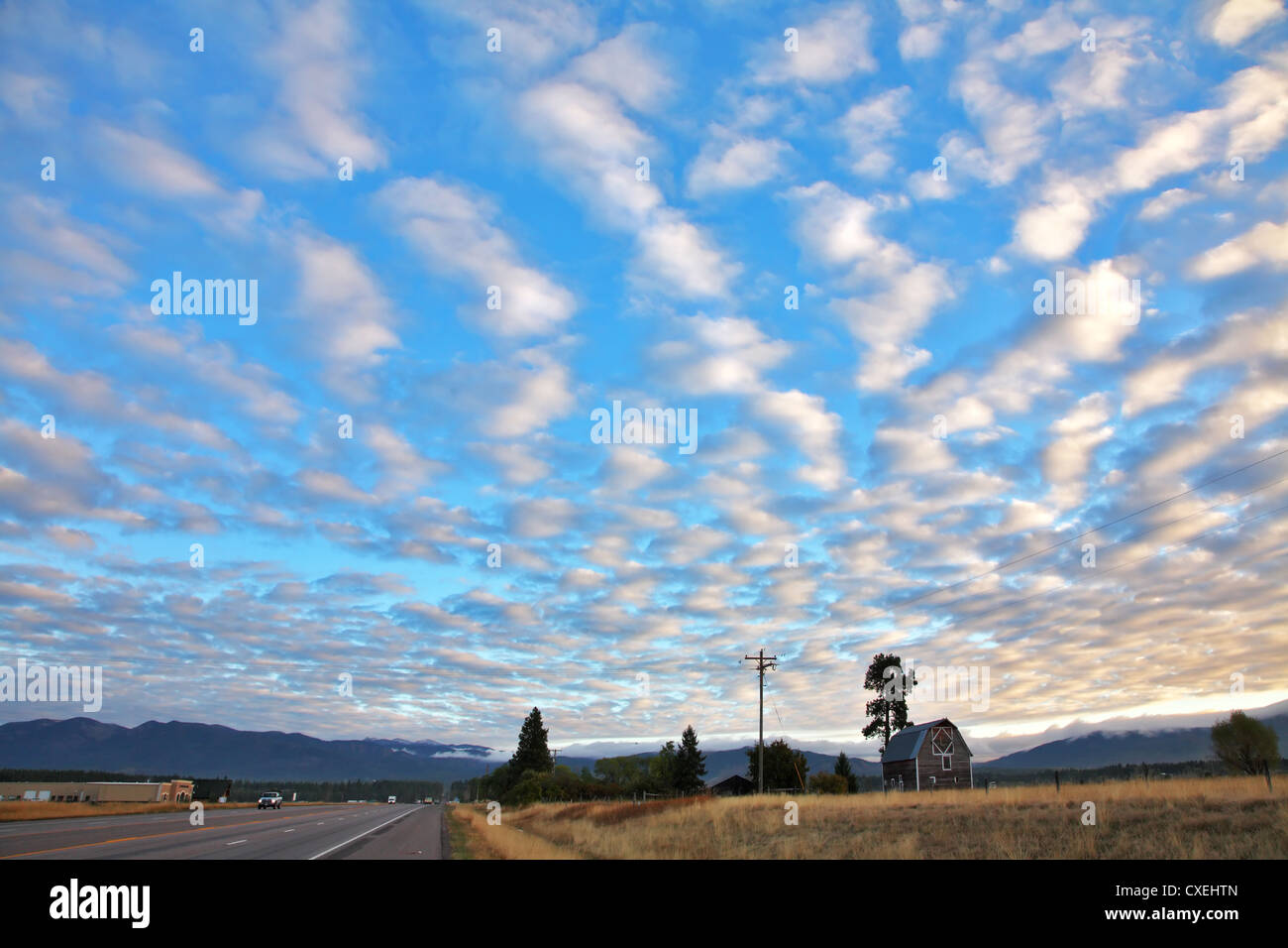 Il pittoresco nuvole sopra la strada americana Foto Stock
