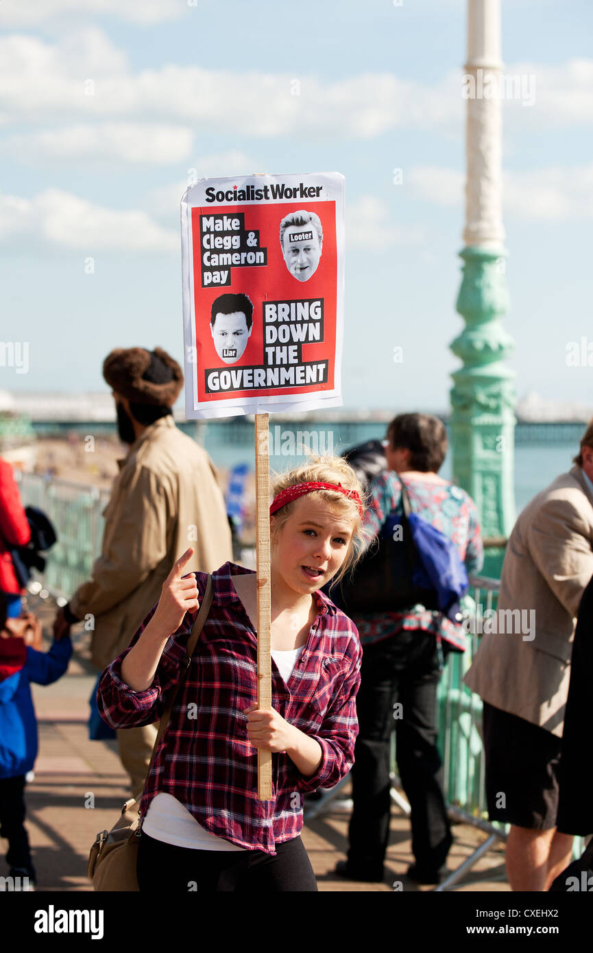 Una giovane ragazza protestando sul lungomare di Brighton Foto Stock