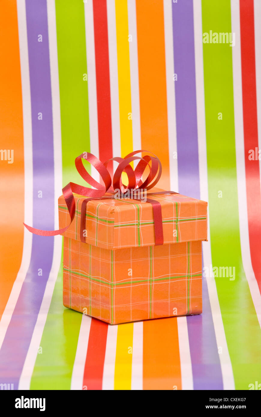 Confezione regalo su una striscia di sfondo Foto Stock