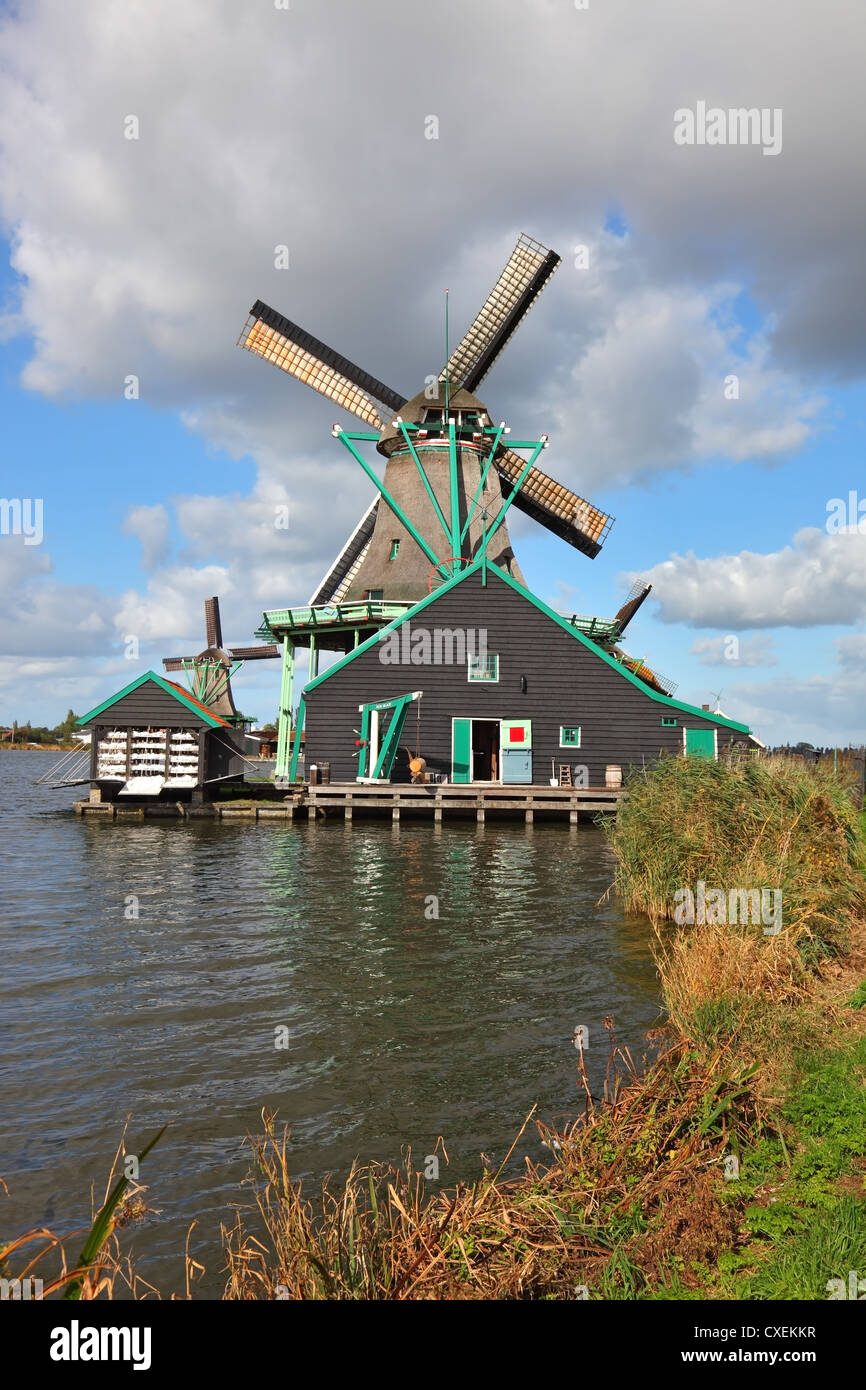 Un vecchio mulino a vento nel villaggio olandese di Foto Stock