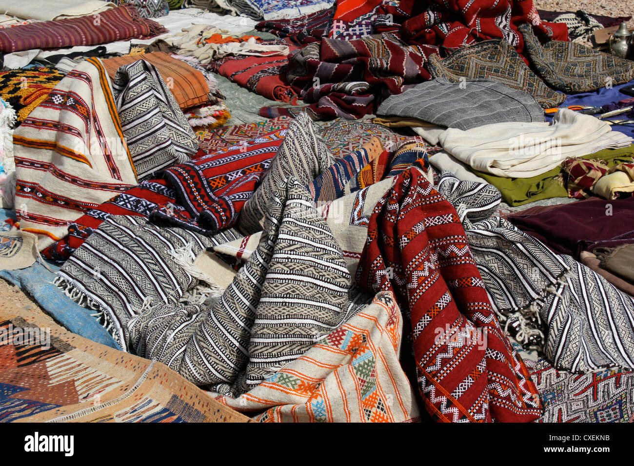 Tappeti in vendita presso Azrou souk in Marocco Foto Stock