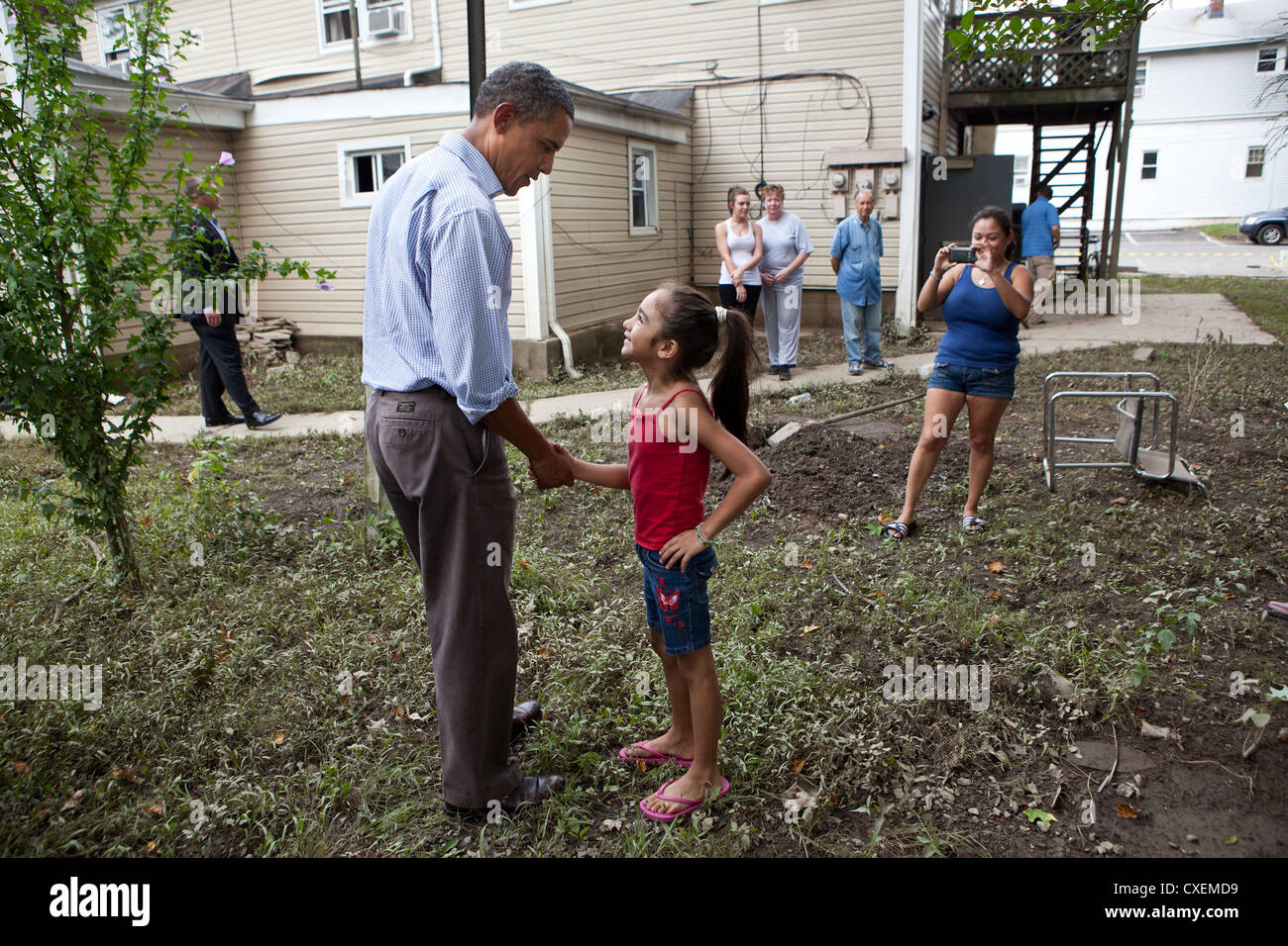 Il Presidente Usa Barack Obama saluta una ragazza mentre il turismo un quartiere colpiti dall uragano Irene Settembre 4, 2011 in Wayne, New Jersey. Foto Stock