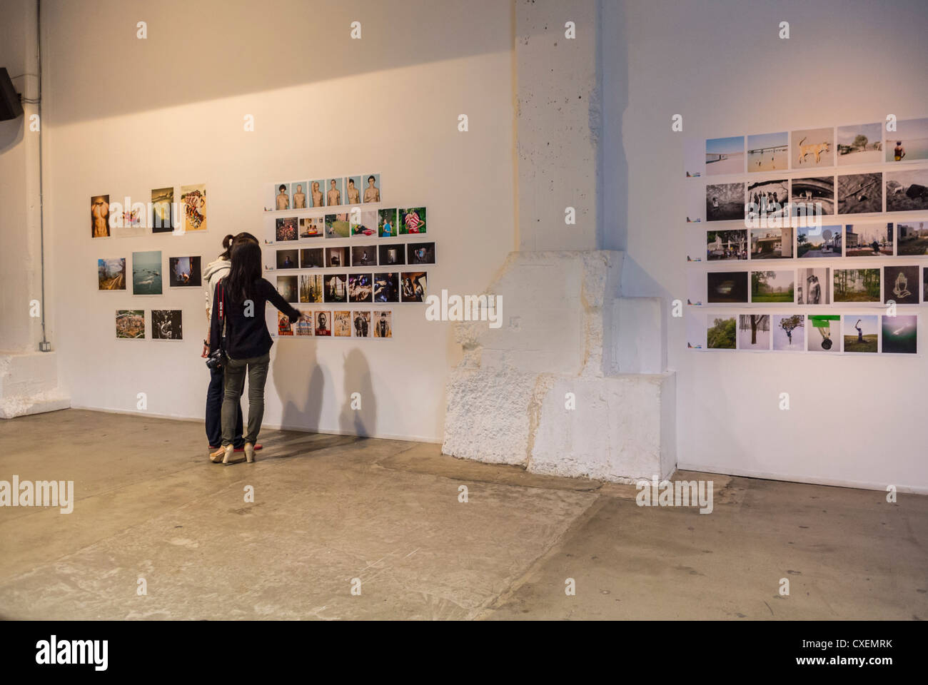 New York City, NY, STATI UNITI D'AMERICA, giovane guardando mostre fotografiche in gallerie d'arte, "potente Libri', DUMBO Area, Brooklyn Foto Stock