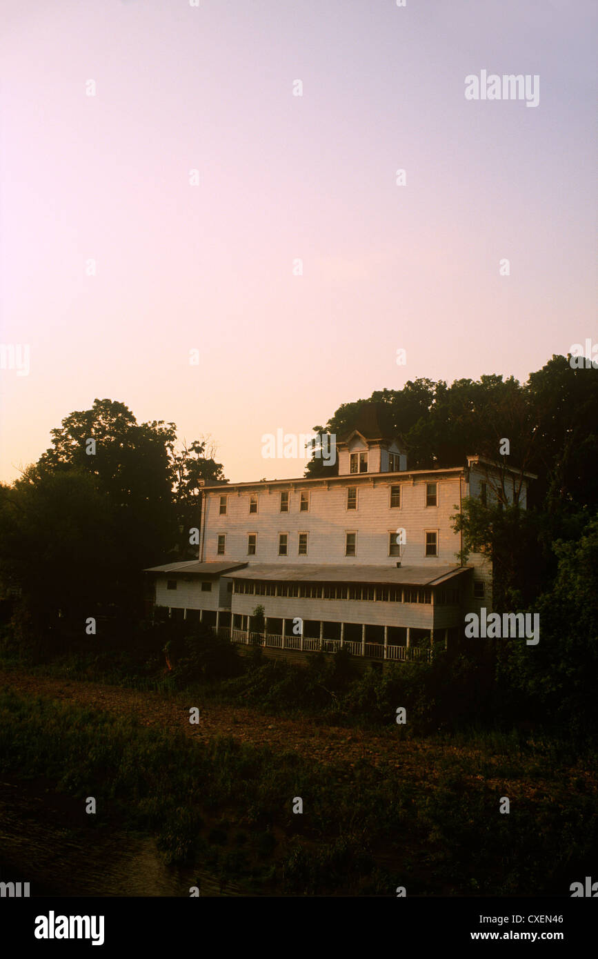 Paese vecchio edificio nel tramonto Foto Stock