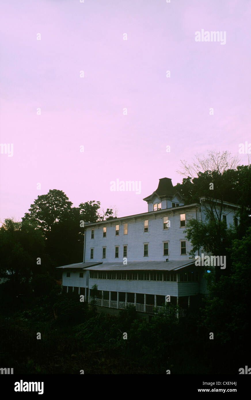 Paese vecchio edificio nel tramonto Foto Stock