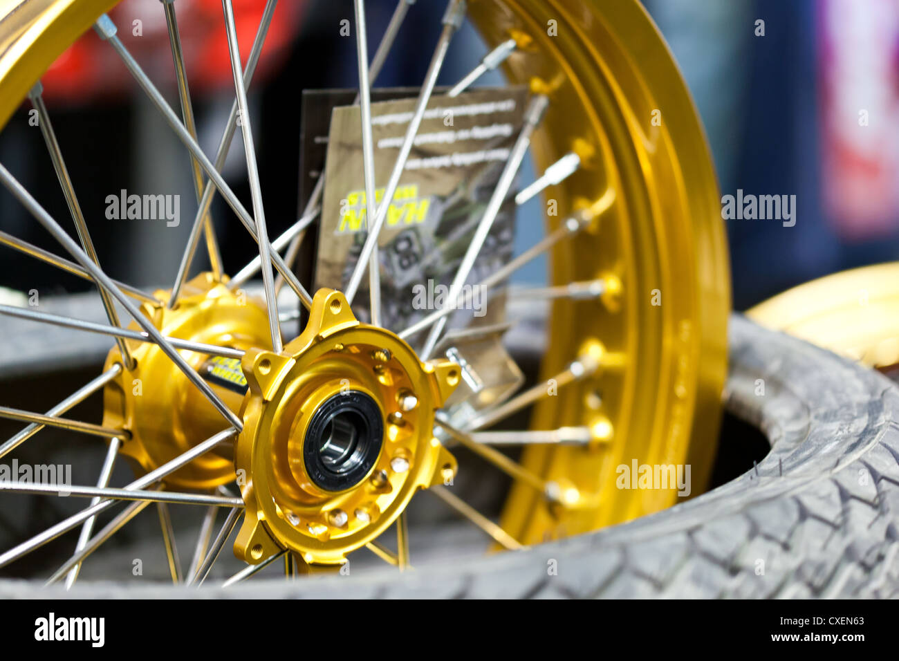 Primo piano della ruota del motociclo Foto Stock