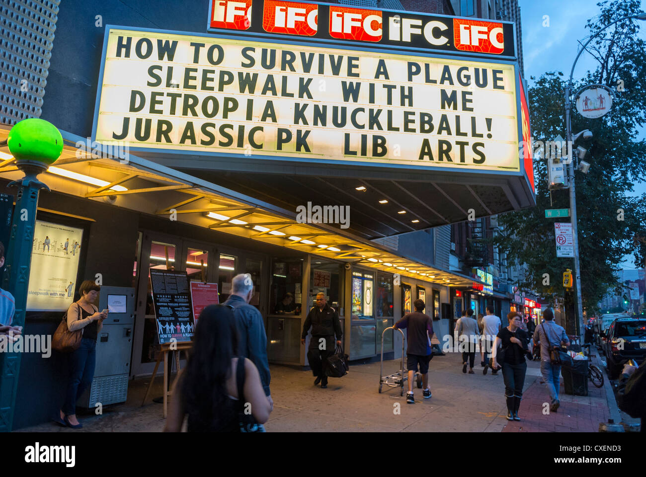 New York, New York, Stati Uniti, Street Scenes, IFC Cinema Theater, Greenwich Village "How to Survive a plaque" (Act Up Film) film Marquee Night City Atmosphere negli Stati Uniti Foto Stock