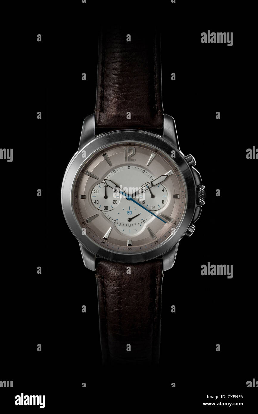 Uomo orologi classici su nero Foto Stock