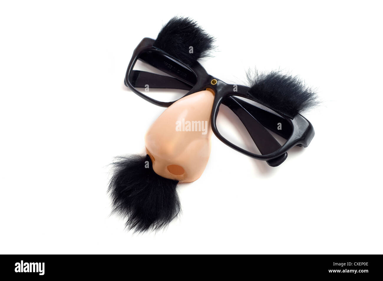 Un set di "Groucho Marx' occhiali con naso, baffi e sopracciglia su uno  sfondo bianco. Occhiali buffi con naso Foto stock - Alamy