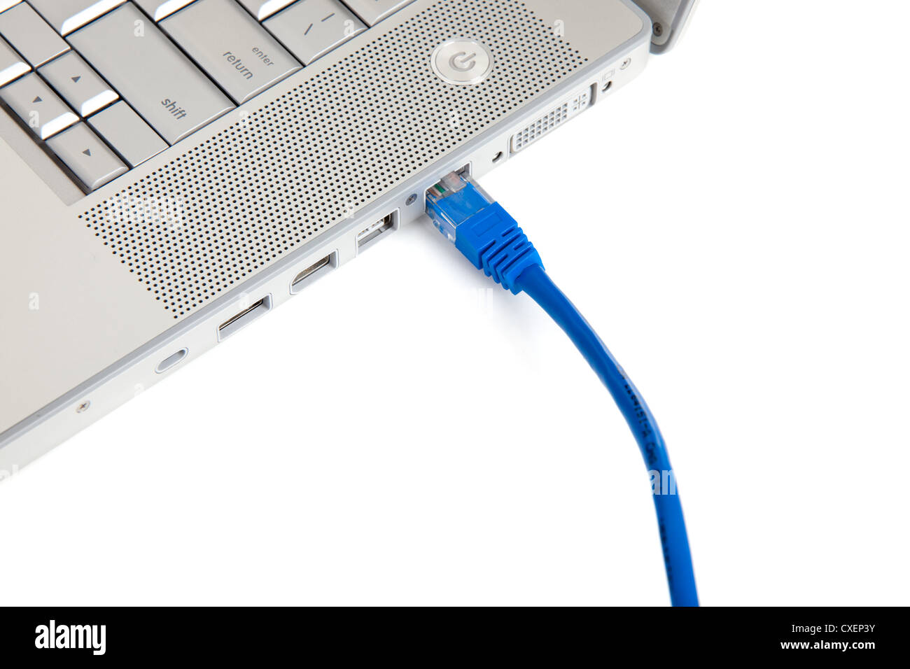 Un Internet cavo Ethernet collegato a un computer su sfondo bianco Foto Stock