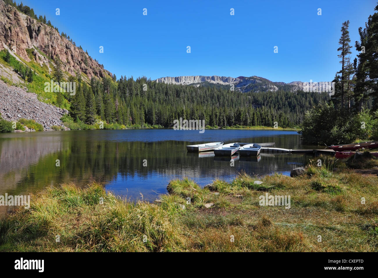 Piccole imbarcazioni in un lago di montagna Foto Stock