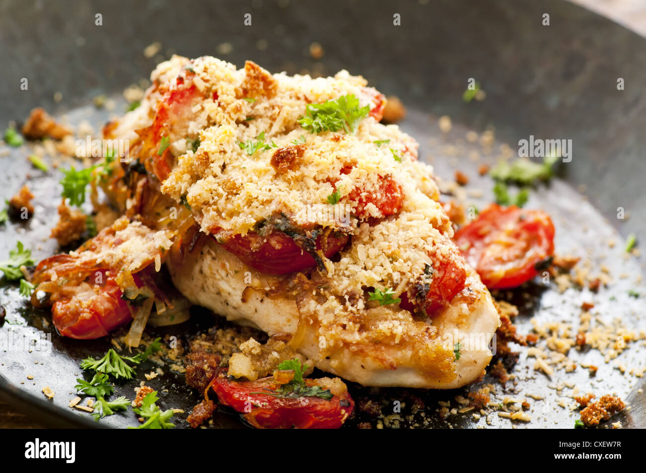 Bistecca di pollo con salsa di crosta di parmigiano Foto Stock