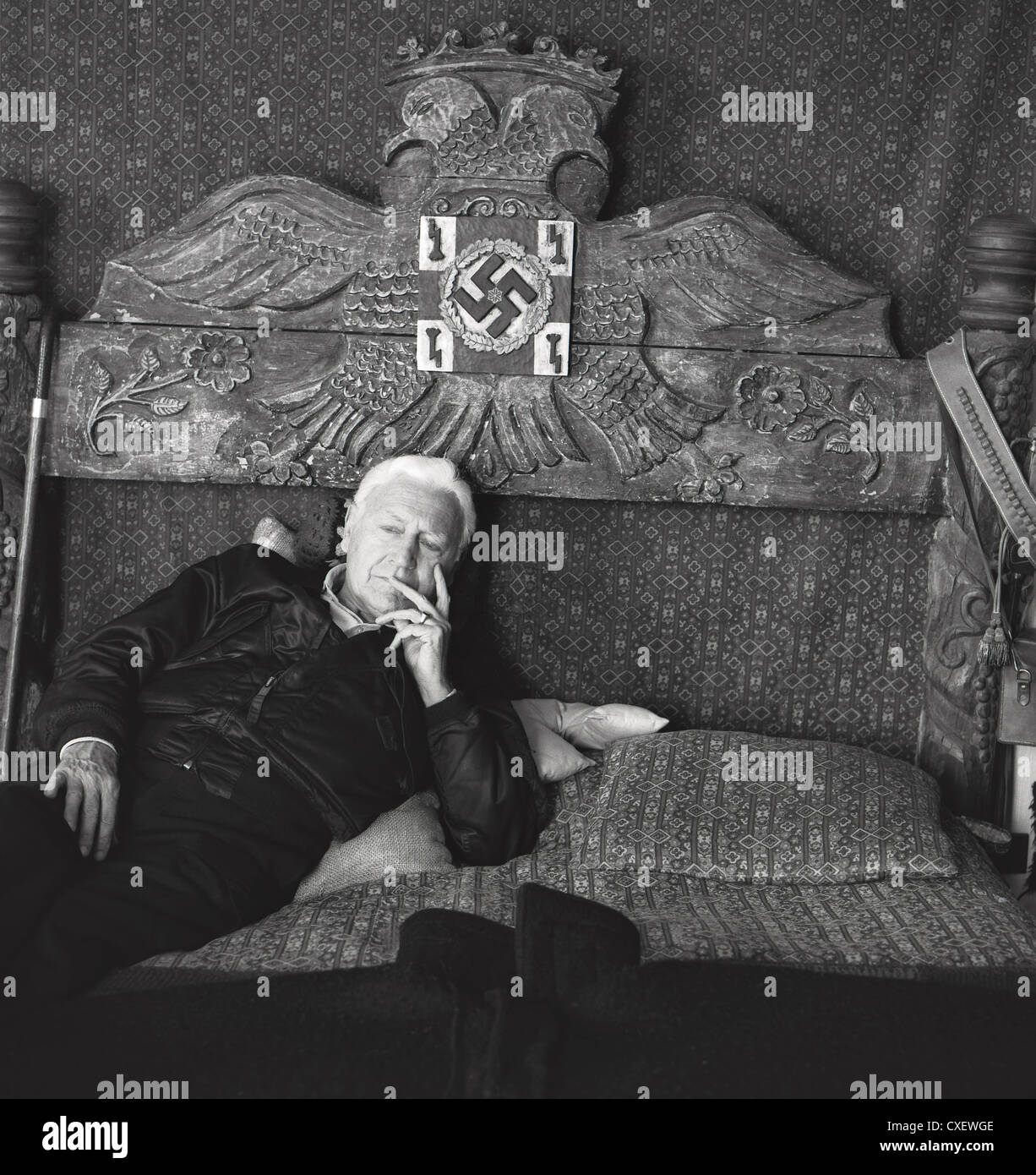 Miguel Serrano, scrittore e nazista seduto sul letto Foto Stock