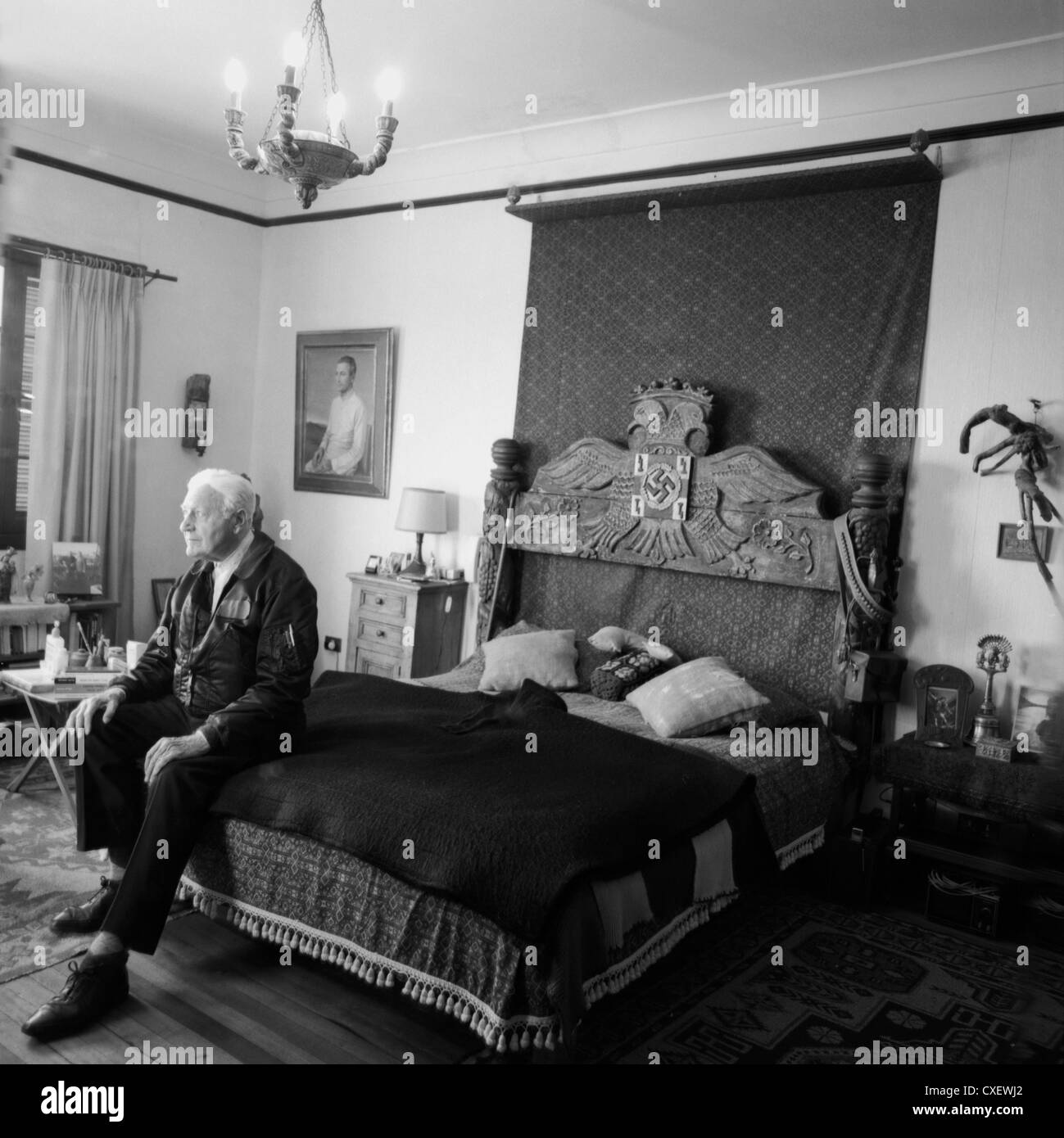 Miguel Serrano, scrittore e nazista seduto sul letto Foto Stock