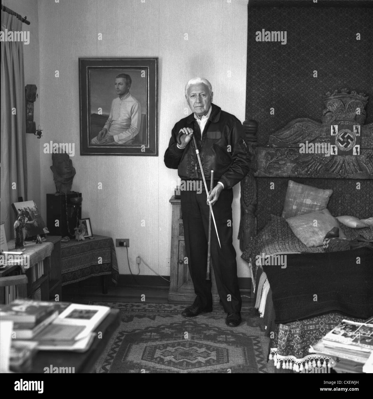 Miguel Serrano scrittore e seguace nazista nella sua stanza Foto Stock